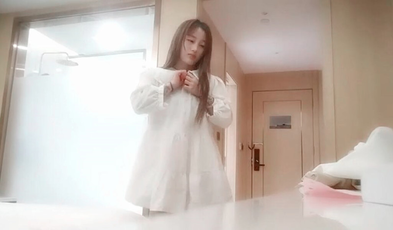 1500元约 到的零 二年玩 抖音 的极品艺 校妹 子粉 嫩 逼 逼留 着一小撮 毛 很性 感